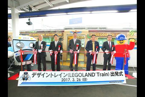 The promotional livery was unveiled on March 26 by officials including the Mayor of Nagoya, the President of Nagoya Rinkai Rapid Transit Co, Legoland Japan mascot Buddy and the Aonami Line mascot Aotetsu-kun.